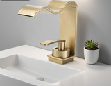 Robinet de lavabo doré avec bec cascade et commande à levier unique
