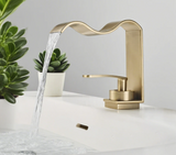 Robinet de lavabo doré avec bec cascade et commande à levier unique