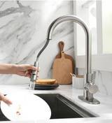 Robinet de cuisine extensible argenté avec mitigeur eau chaude et froide