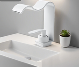 Robinet de lavabo doré avec bec cascade et commande à levier unique