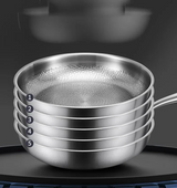 TitanChef – Poêle en Titane Pur avec Motif Écailles Martelées