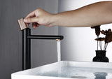 Robinet de lavabo design avec poignée texturée en noir et or rose