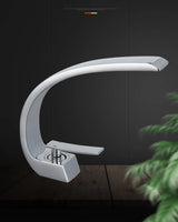 Robinet de lavabo incurvé moderne en laiton avec mitigeur eau chaude et froide
