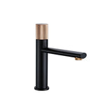 Robinet de lavabo design avec poignée texturée en noir et or rose