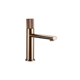 Robinet de lavabo design avec poignée texturée en noir et or rose