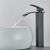 Robinet de lavabo noir mat avec bec cascade et mitigeur eau chaude et froide