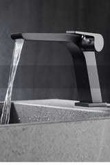 NoirCascade Gun Metal – Mitigeur Lavabo Cascade en Laiton avec Finition Gris Anthracite