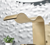 Robinet de lavabo doré avec bec cascade et commande à levier unique